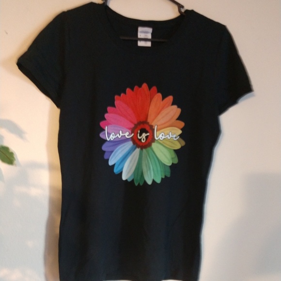 Love is Love graphic t-shirt NWOT - Picture 5 of 8